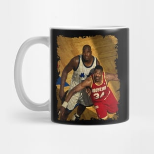 Hakeem Olajuwon vs Shaquille O'Neal in The 1995 NBA Finals Mug